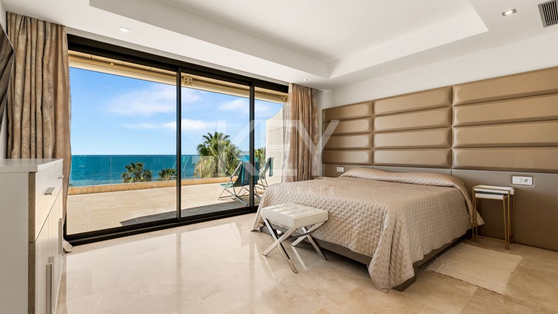 Amazing 4-Bedroom Beachfront Duplex Penthouse for Long-term rent with Open Sea Views in Les Rivages, Estepona