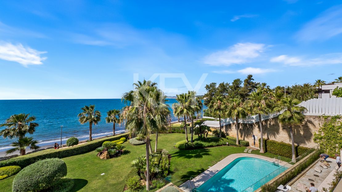 Amazing 4-Bedroom Beachfront Duplex Penthouse for Long-term rent with Open Sea Views in Les Rivages, Estepona