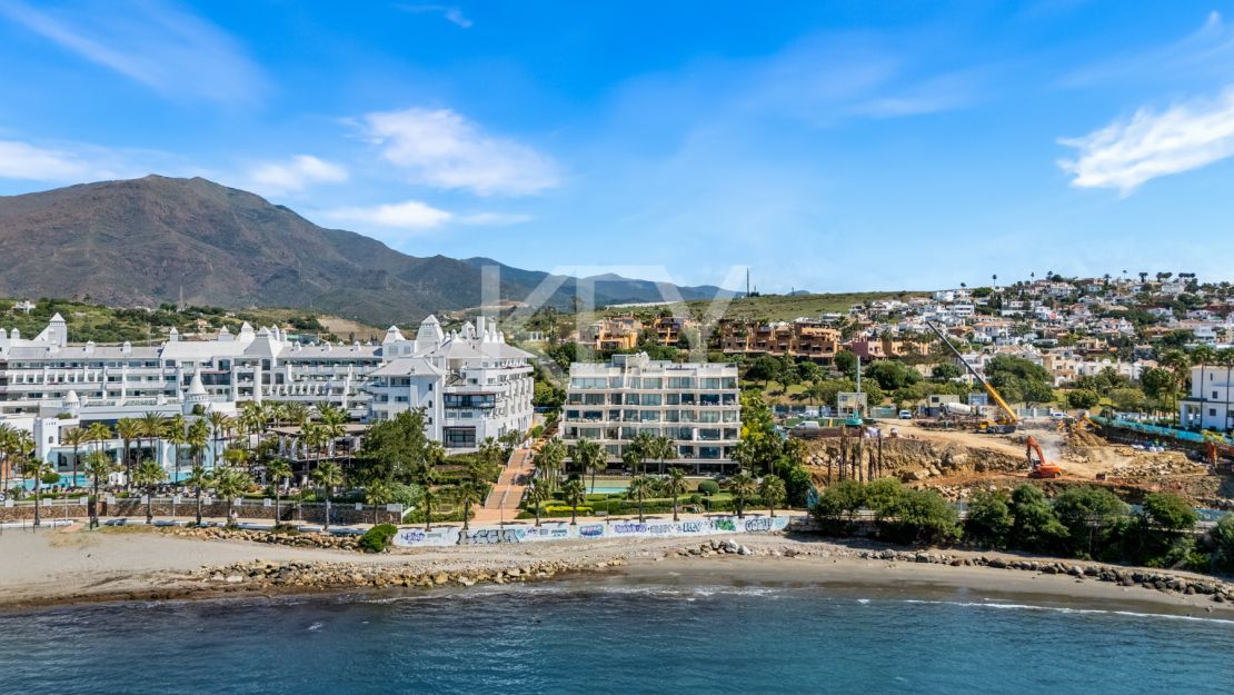 Amazing 4-Bedroom Beachfront Duplex Penthouse for Long-term rent with Open Sea Views in Les Rivages, Estepona