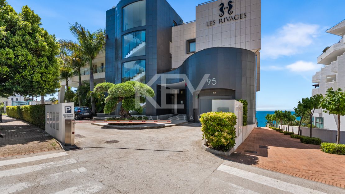 Amazing 4-Bedroom Beachfront Duplex Penthouse for Long-term rent with Open Sea Views in Les Rivages, Estepona