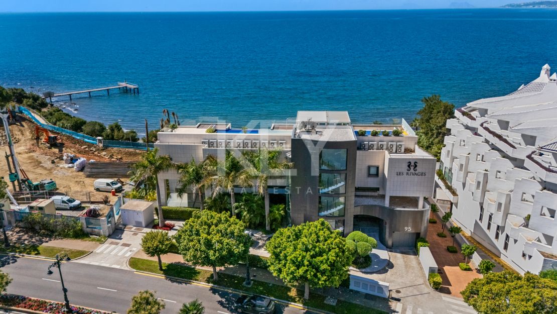 Amazing 4-Bedroom Beachfront Duplex Penthouse for Long-term rent with Open Sea Views in Les Rivages, Estepona