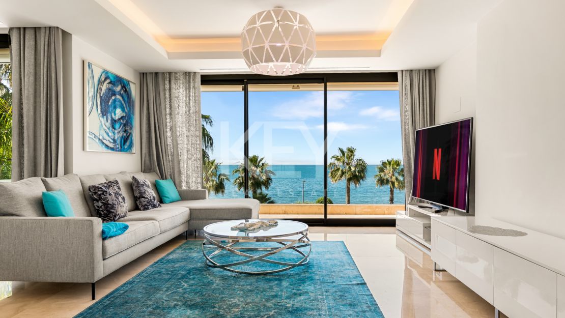 Amazing 4-Bedroom Beachfront Duplex Penthouse for Long-term rent with Open Sea Views in Les Rivages, Estepona