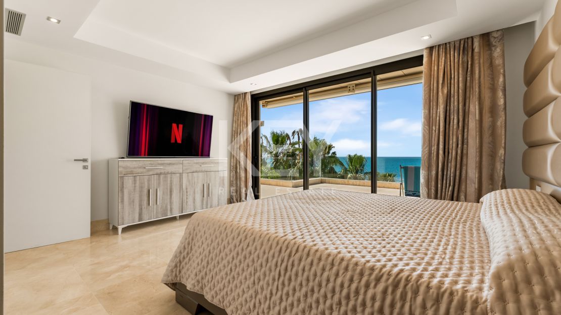 Amazing 4-Bedroom Beachfront Duplex Penthouse for Long-term rent with Open Sea Views in Les Rivages, Estepona