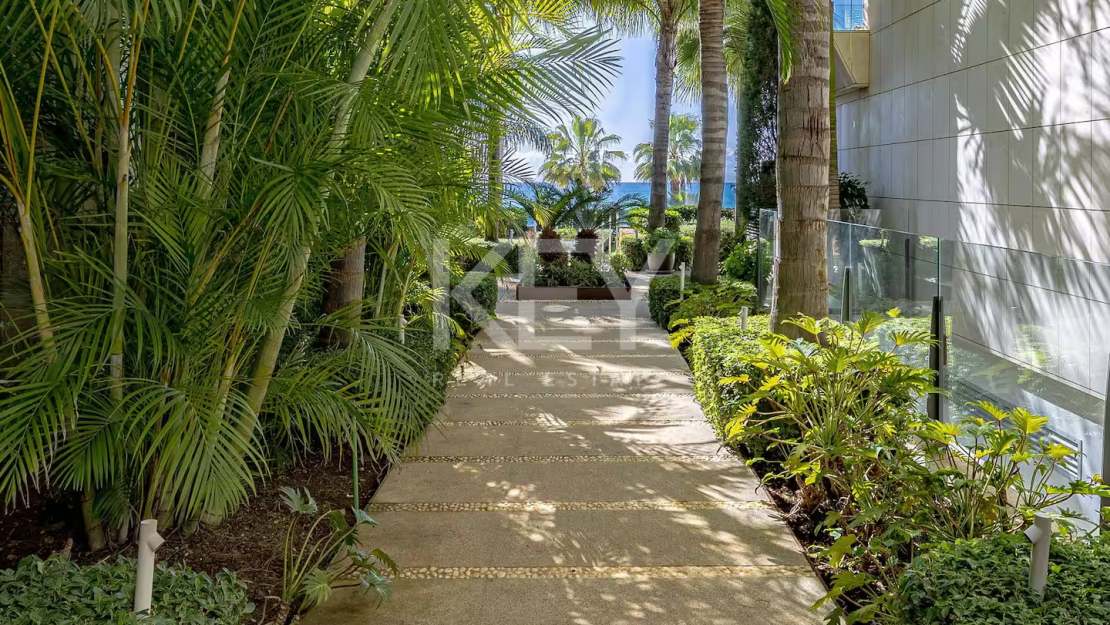 Amazing 4-Bedroom Beachfront Duplex Penthouse for Long-term rent with Open Sea Views in Les Rivages, Estepona