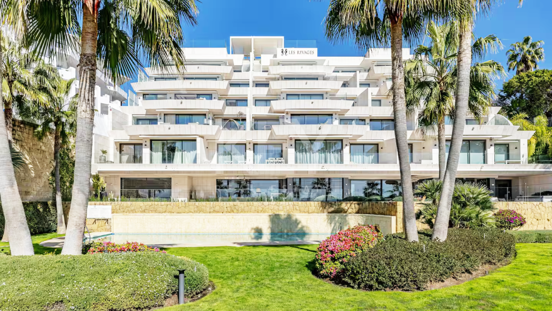 Amazing 4-Bedroom Beachfront Duplex Penthouse for Long-term rent with Open Sea Views in Les Rivages, Estepona