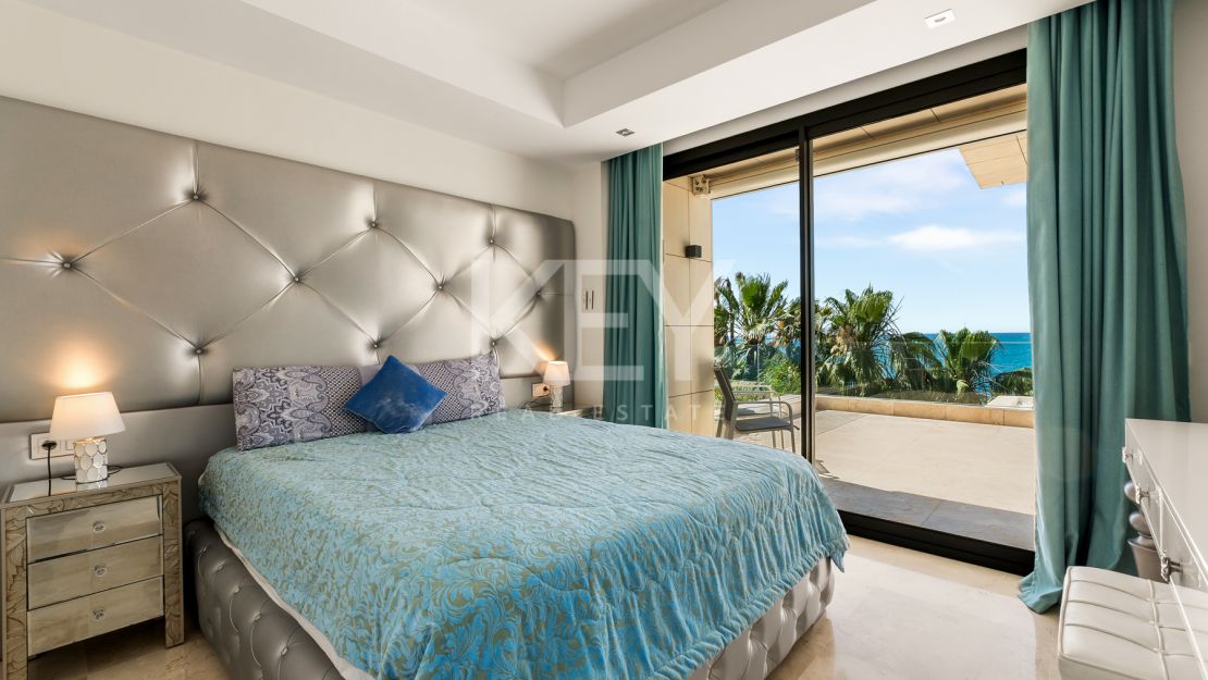 Amazing 4-Bedroom Beachfront Duplex Penthouse for Long-term rent with Open Sea Views in Les Rivages, Estepona