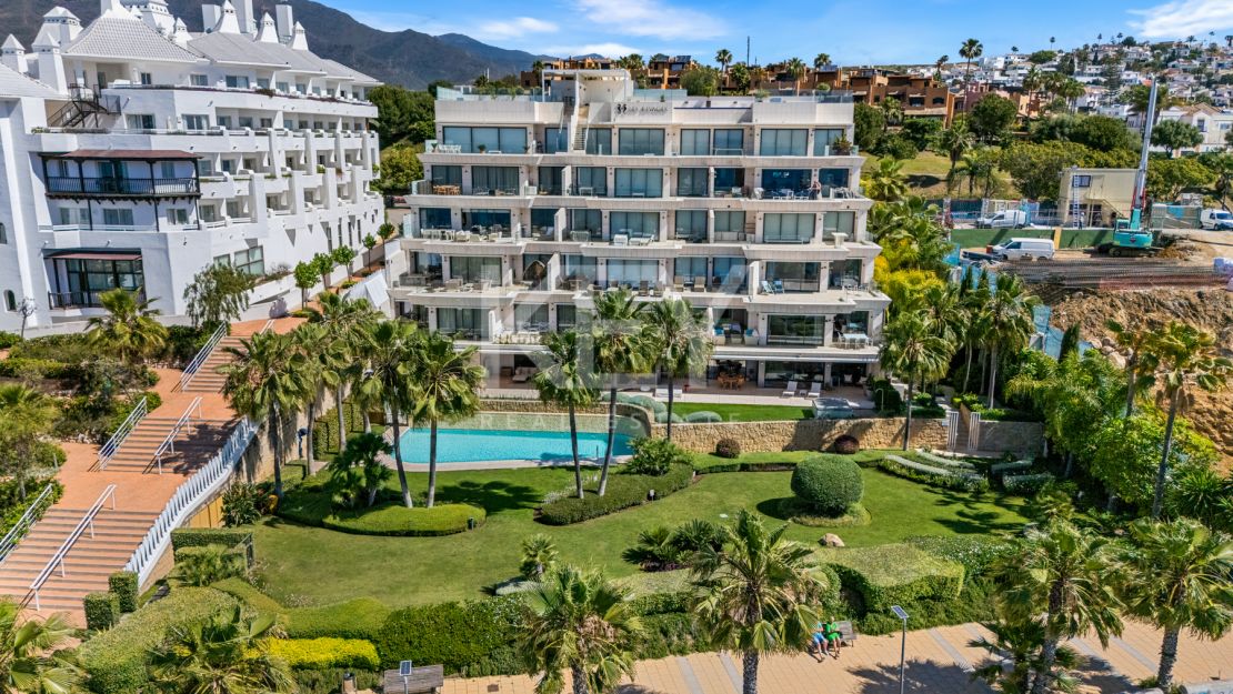 Amazing 4-Bedroom Beachfront Duplex Penthouse for Long-term rent with Open Sea Views in Les Rivages, Estepona