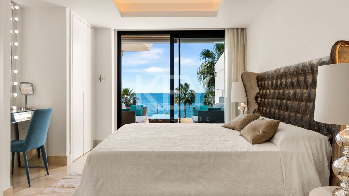 Amazing 4-Bedroom Beachfront Duplex Penthouse for Long-term rent with Open Sea Views in Les Rivages, Estepona