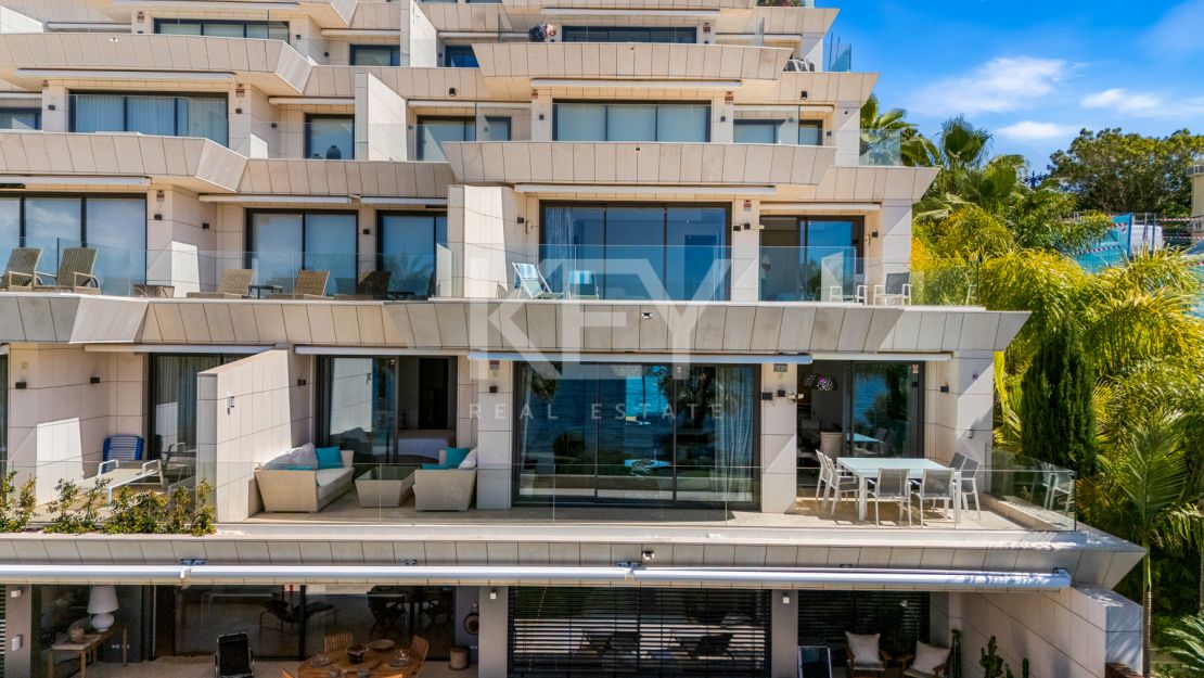 Amazing 4-Bedroom Beachfront Duplex Penthouse for Long-term rent with Open Sea Views in Les Rivages, Estepona