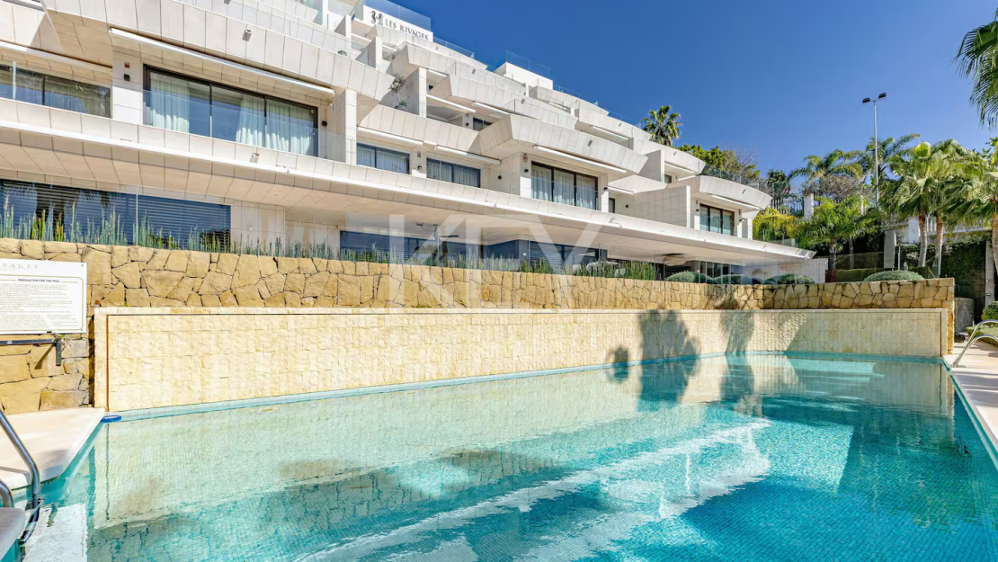 Amazing 4-Bedroom Beachfront Duplex Penthouse for Long-term rent with Open Sea Views in Les Rivages, Estepona