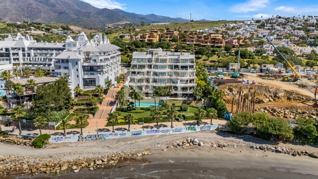 Amazing 4-Bedroom Beachfront Duplex Penthouse for Long-term rent with Open Sea Views in Les Rivages, Estepona