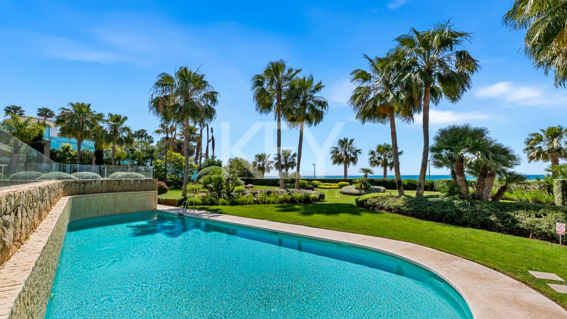 Amazing 4-Bedroom Beachfront Duplex Penthouse for Long-term rent with Open Sea Views in Les Rivages, Estepona