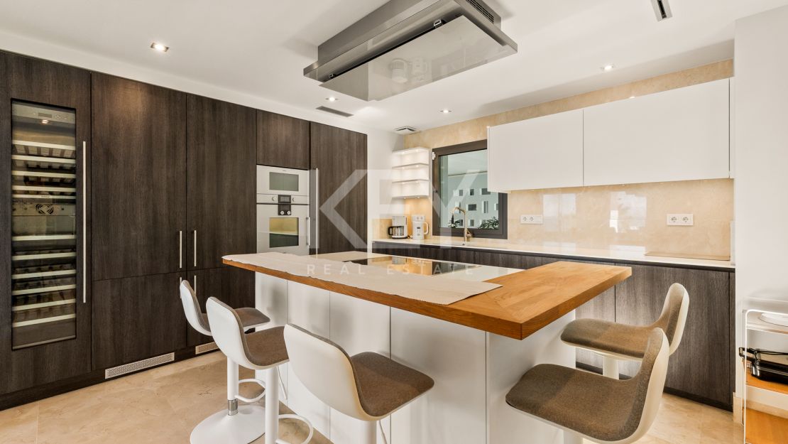 Amazing 4-Bedroom Beachfront Duplex Penthouse for Long-term rent with Open Sea Views in Les Rivages, Estepona
