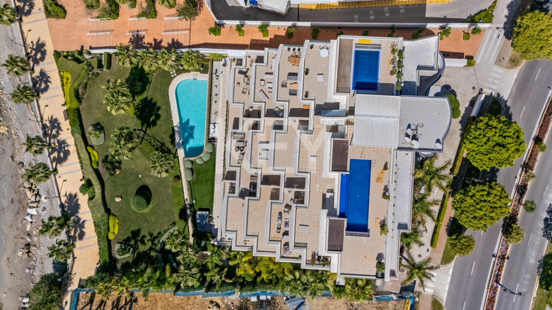 Amazing 4-Bedroom Beachfront Duplex Penthouse for Long-term rent with Open Sea Views in Les Rivages, Estepona