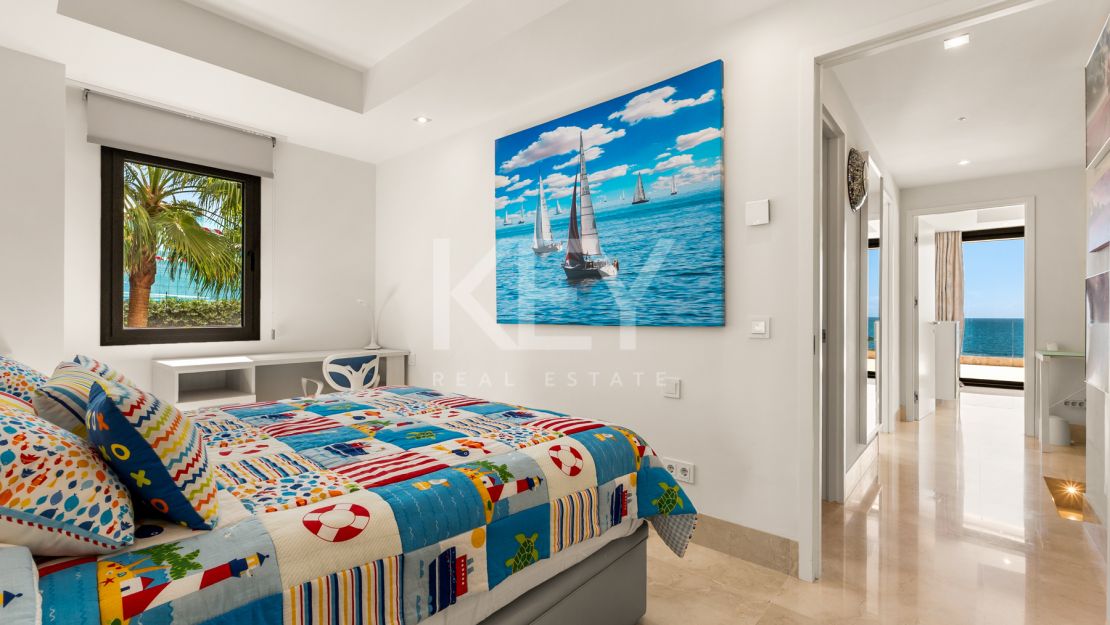 Amazing 4-Bedroom Beachfront Duplex Penthouse for Long-term rent with Open Sea Views in Les Rivages, Estepona