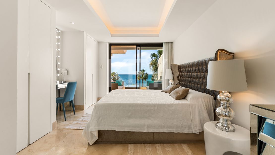 Amazing 4-Bedroom Beachfront Duplex Penthouse for Long-term rent with Open Sea Views in Les Rivages, Estepona