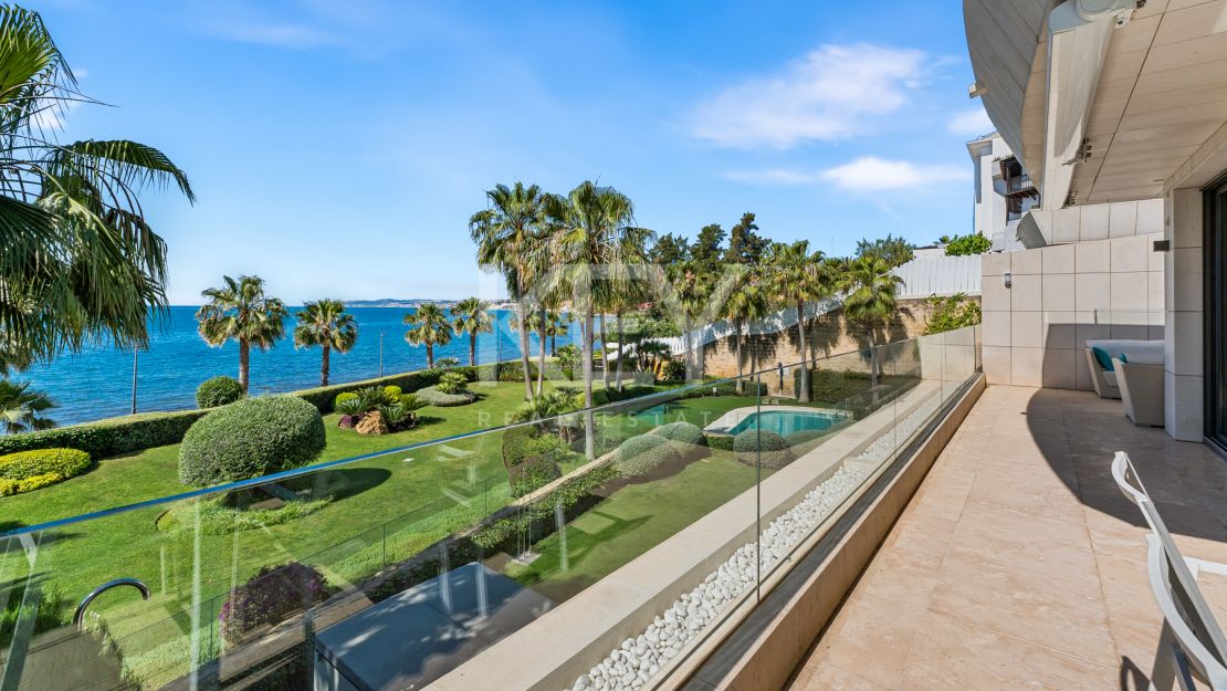 Amazing 4-Bedroom Beachfront Duplex Penthouse for Long-term rent with Open Sea Views in Les Rivages, Estepona