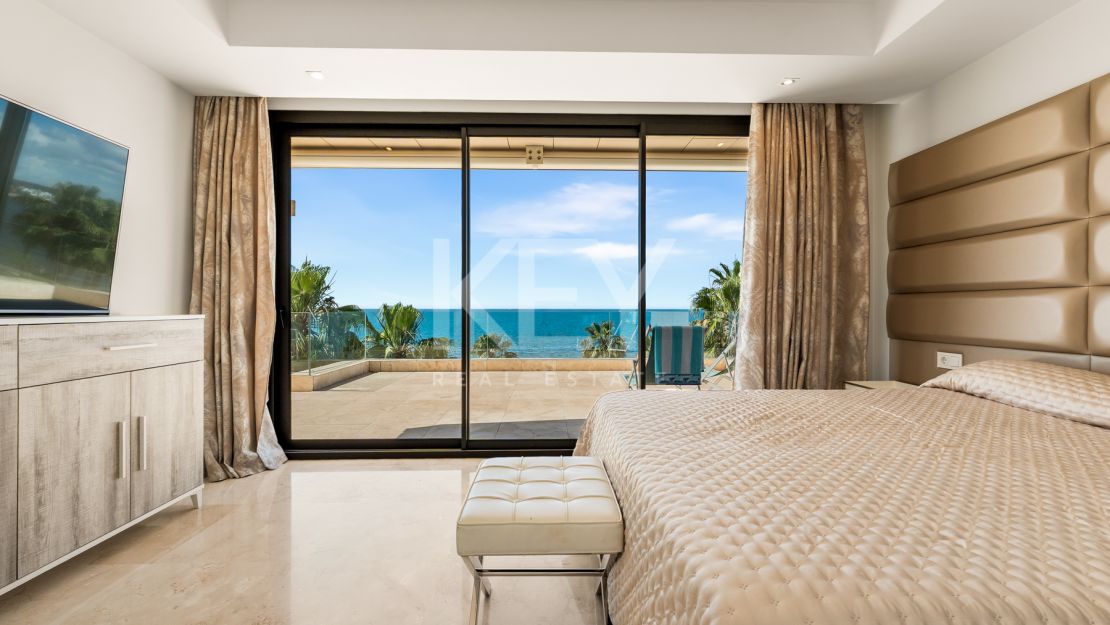 Amazing 4-Bedroom Beachfront Duplex Penthouse for Long-term rent with Open Sea Views in Les Rivages, Estepona