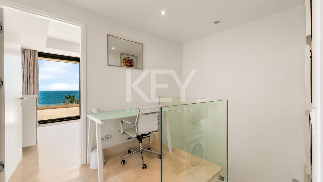 Amazing 4-Bedroom Beachfront Duplex Penthouse for Long-term rent with Open Sea Views in Les Rivages, Estepona
