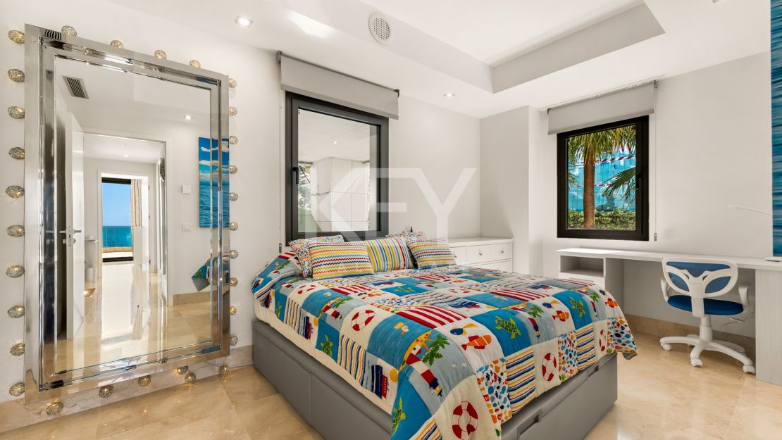 Amazing 4-Bedroom Beachfront Duplex Penthouse for Long-term rent with Open Sea Views in Les Rivages, Estepona