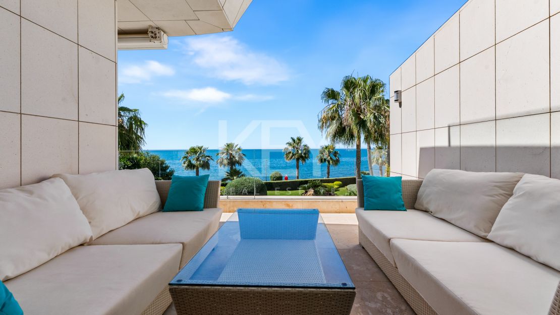 Amazing 4-Bedroom Beachfront Duplex Penthouse for Long-term rent with Open Sea Views in Les Rivages, Estepona