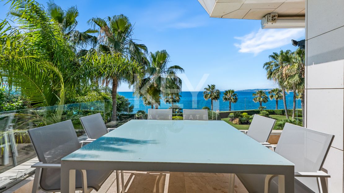 Amazing 4-Bedroom Beachfront Duplex Penthouse for Long-term rent with Open Sea Views in Les Rivages, Estepona