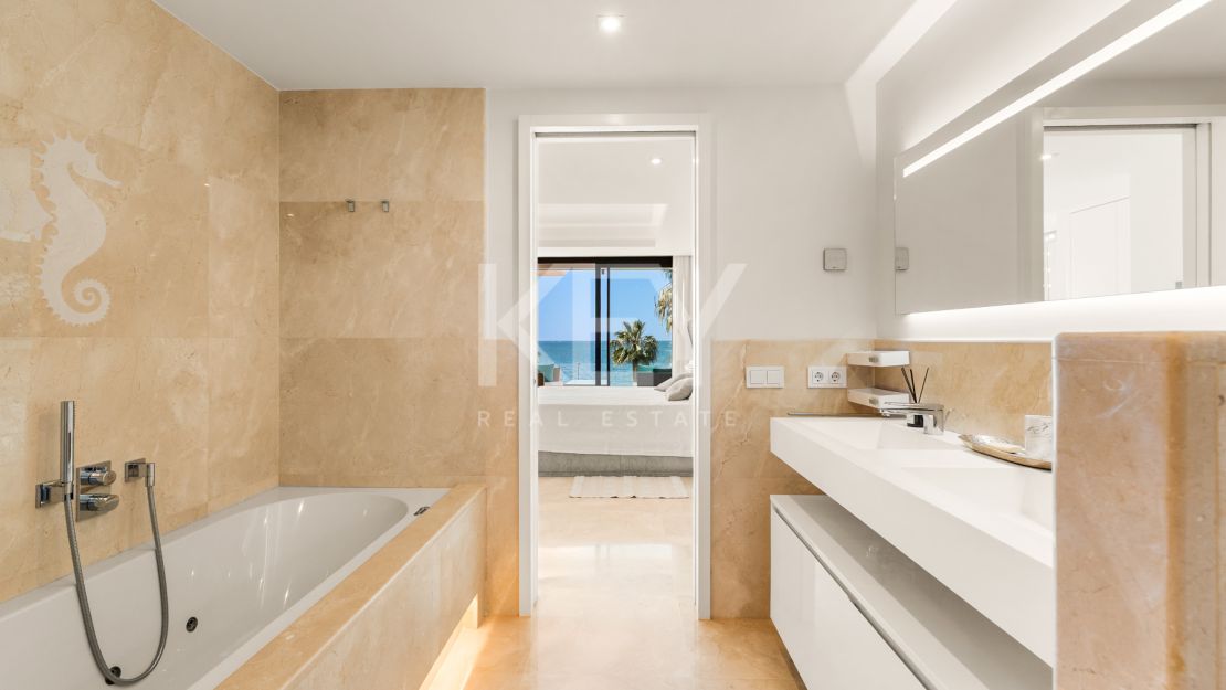 Amazing 4-Bedroom Beachfront Duplex Penthouse for Long-term rent with Open Sea Views in Les Rivages, Estepona
