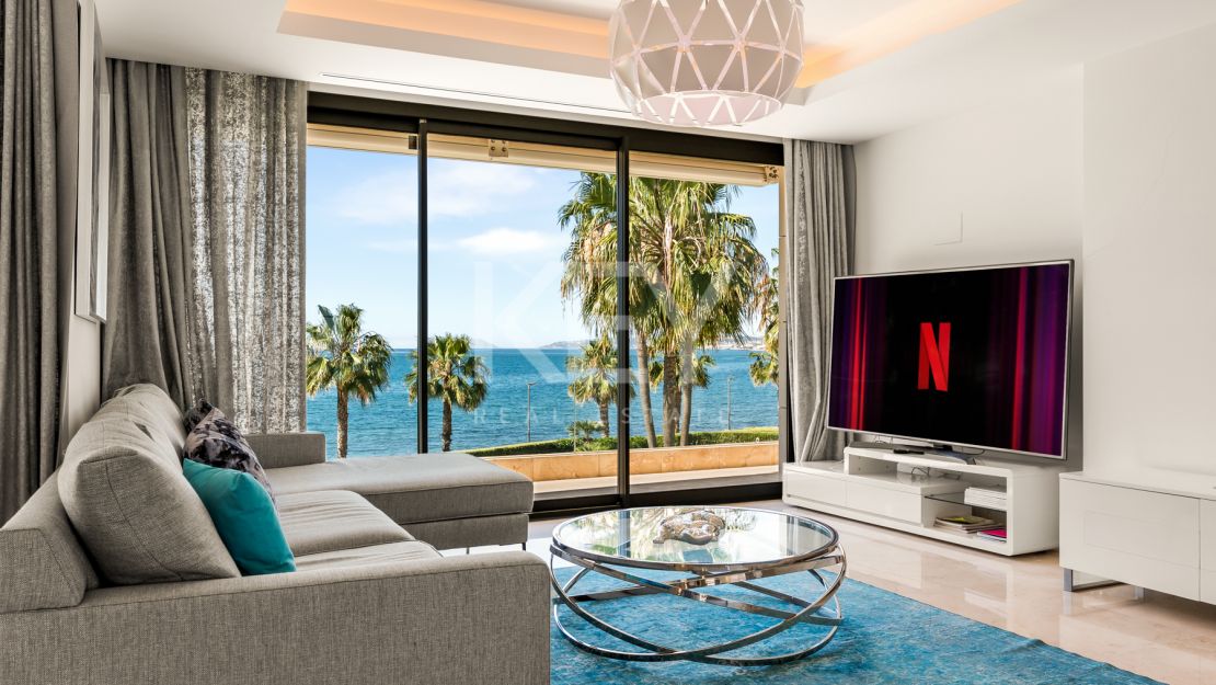 Amazing 4-Bedroom Beachfront Duplex Penthouse for Long-term rent with Open Sea Views in Les Rivages, Estepona