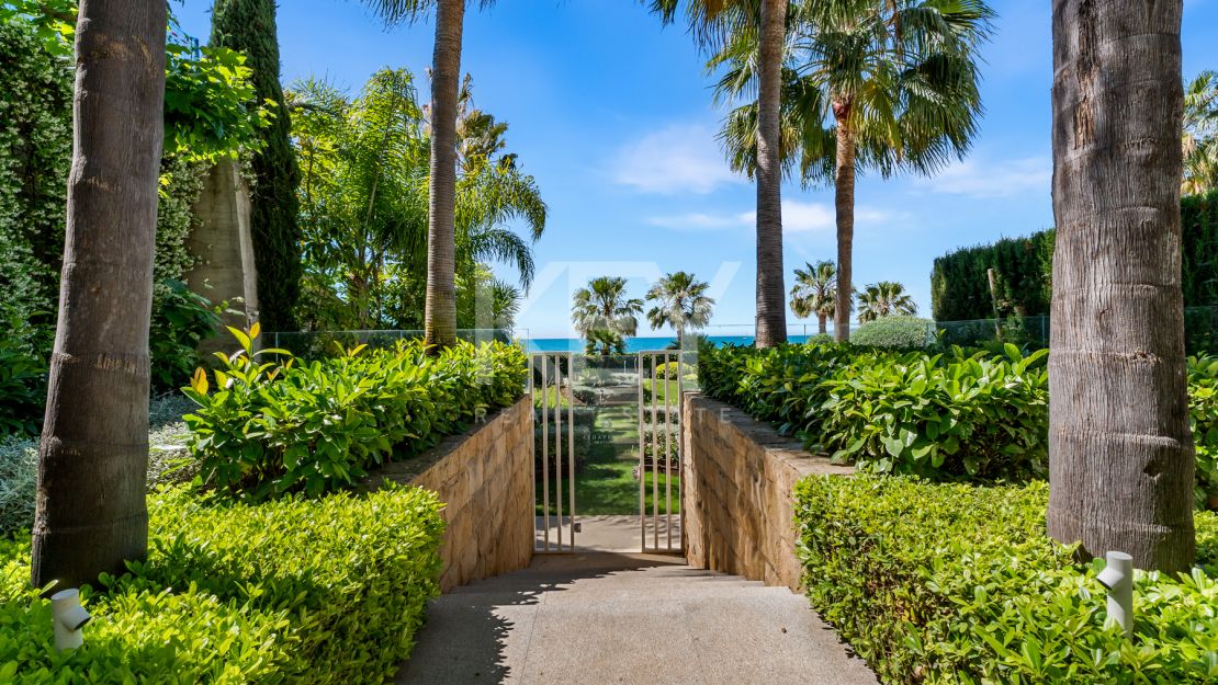 Amazing 4-Bedroom Beachfront Duplex Penthouse for Long-term rent with Open Sea Views in Les Rivages, Estepona