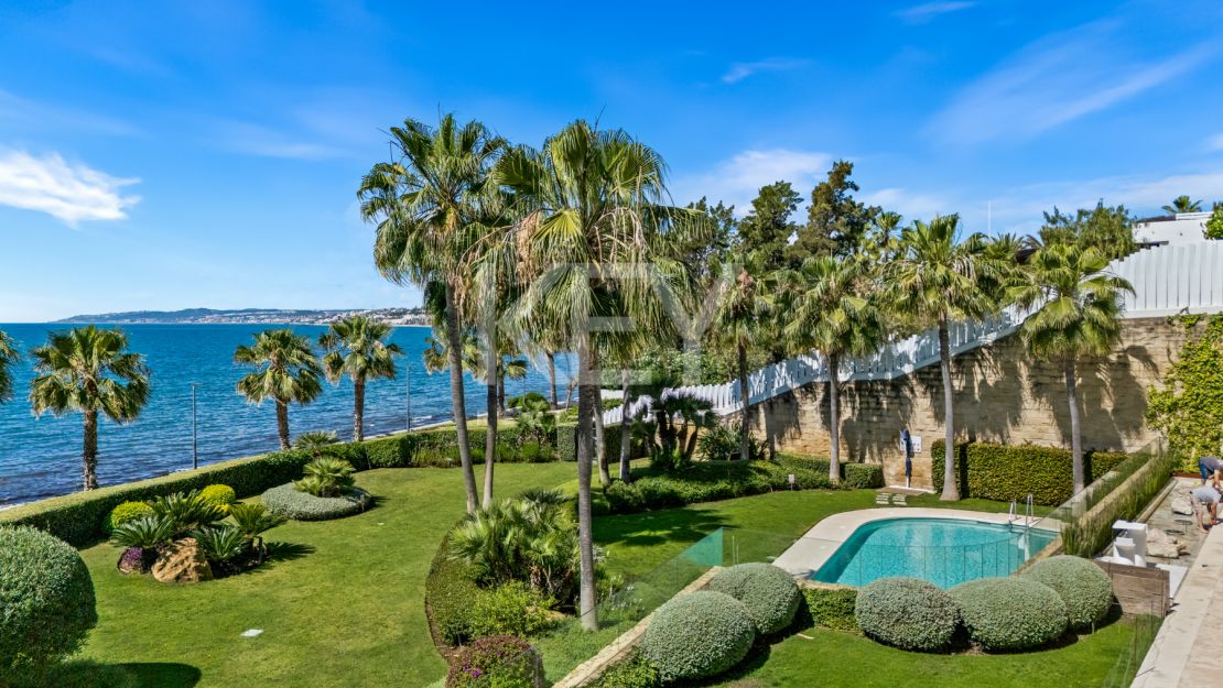 Amazing 4-Bedroom Beachfront Duplex Penthouse for Long-term rent with Open Sea Views in Les Rivages, Estepona
