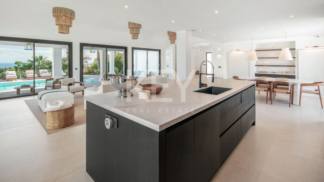 Contemporary villa with panoramic sea views in Benahavís
