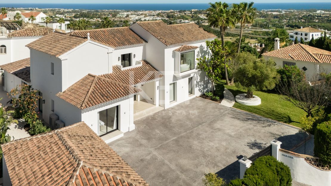 Contemporary villa with panoramic sea views in Benahavís