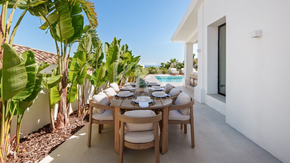 Contemporary villa with panoramic sea views in Benahavís