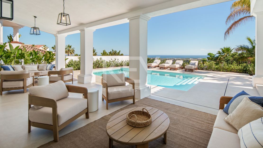 Contemporary villa with panoramic sea views in Benahavís