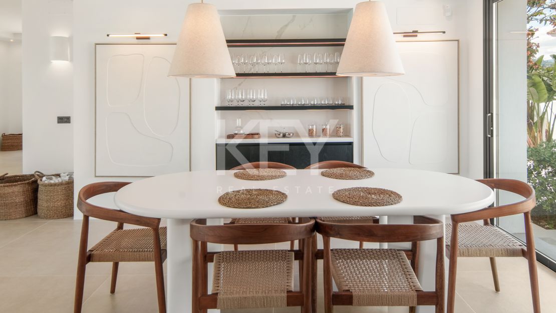 Contemporary villa with panoramic sea views in Benahavís