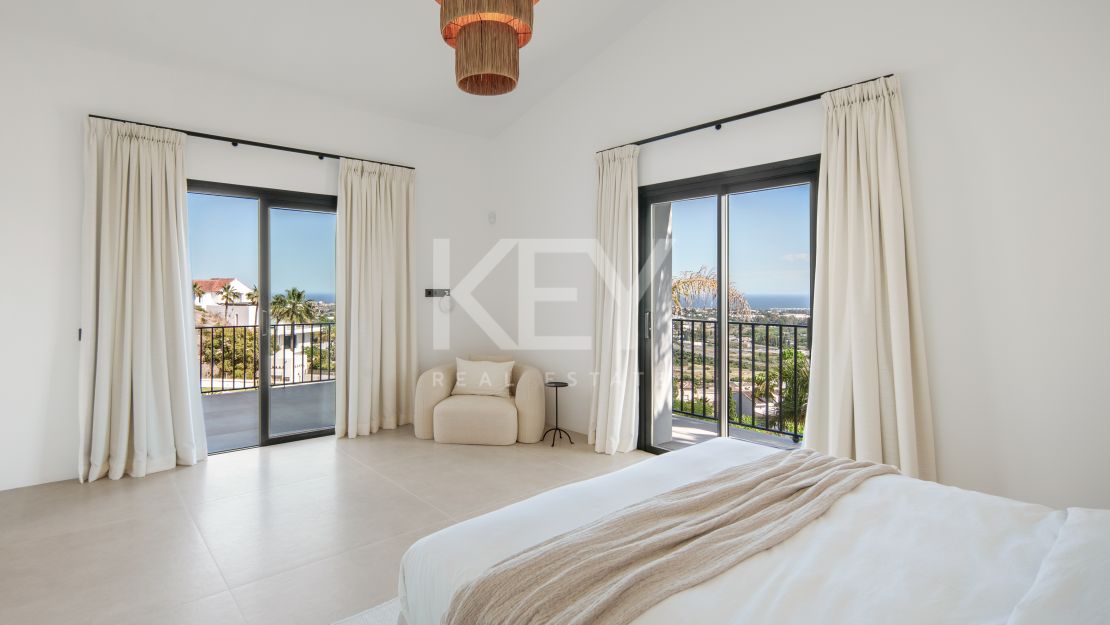 Contemporary villa with panoramic sea views in Benahavís