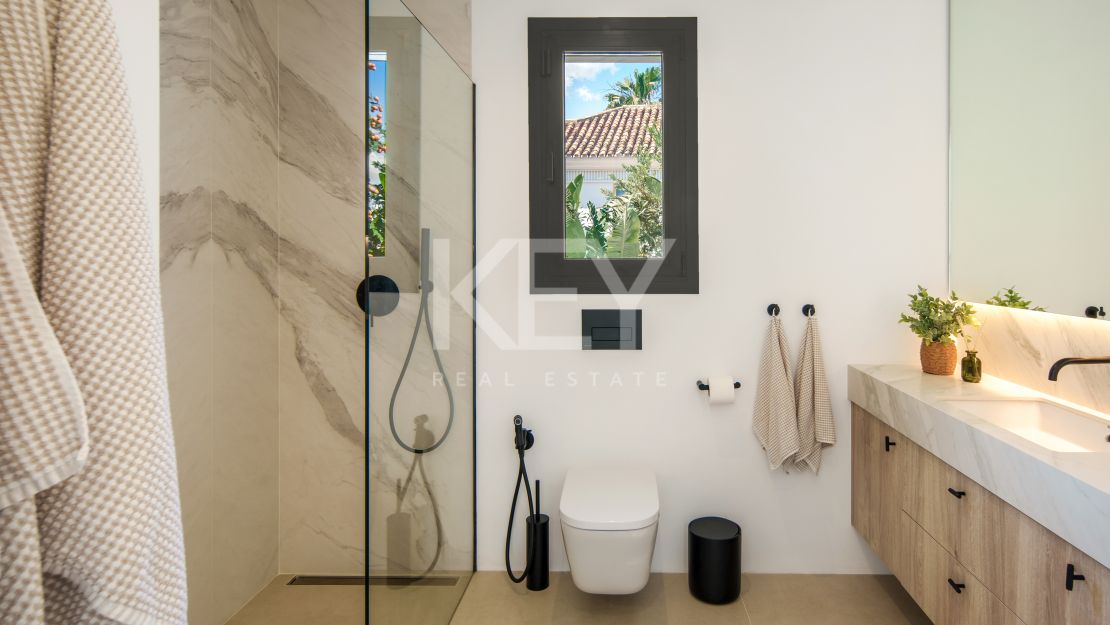 Contemporary villa with panoramic sea views in Benahavís