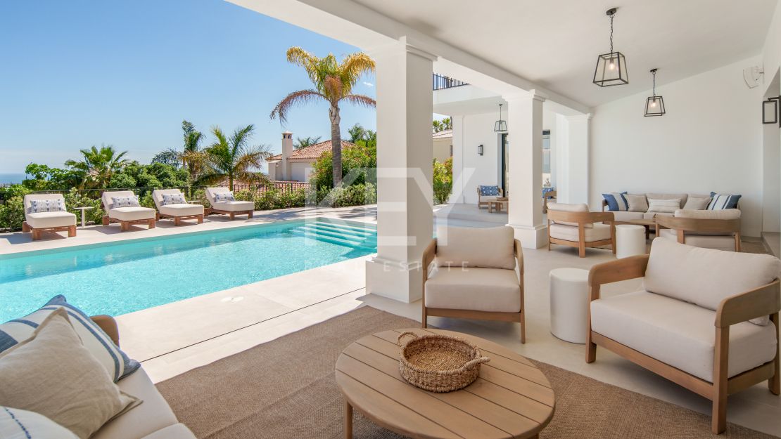 Contemporary villa with panoramic sea views in Benahavís