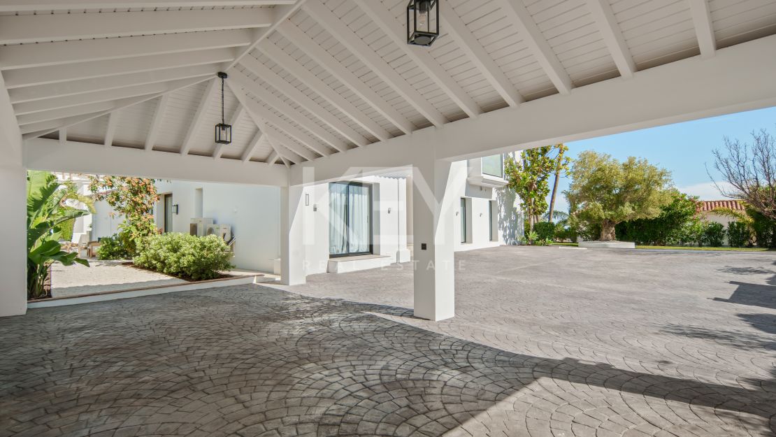 Contemporary villa with panoramic sea views in Benahavís