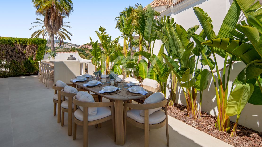Contemporary villa with panoramic sea views in Benahavís