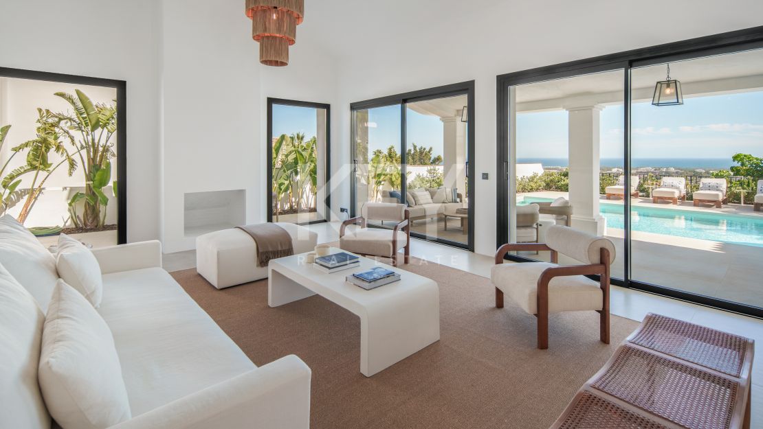 Contemporary villa with panoramic sea views in Benahavís
