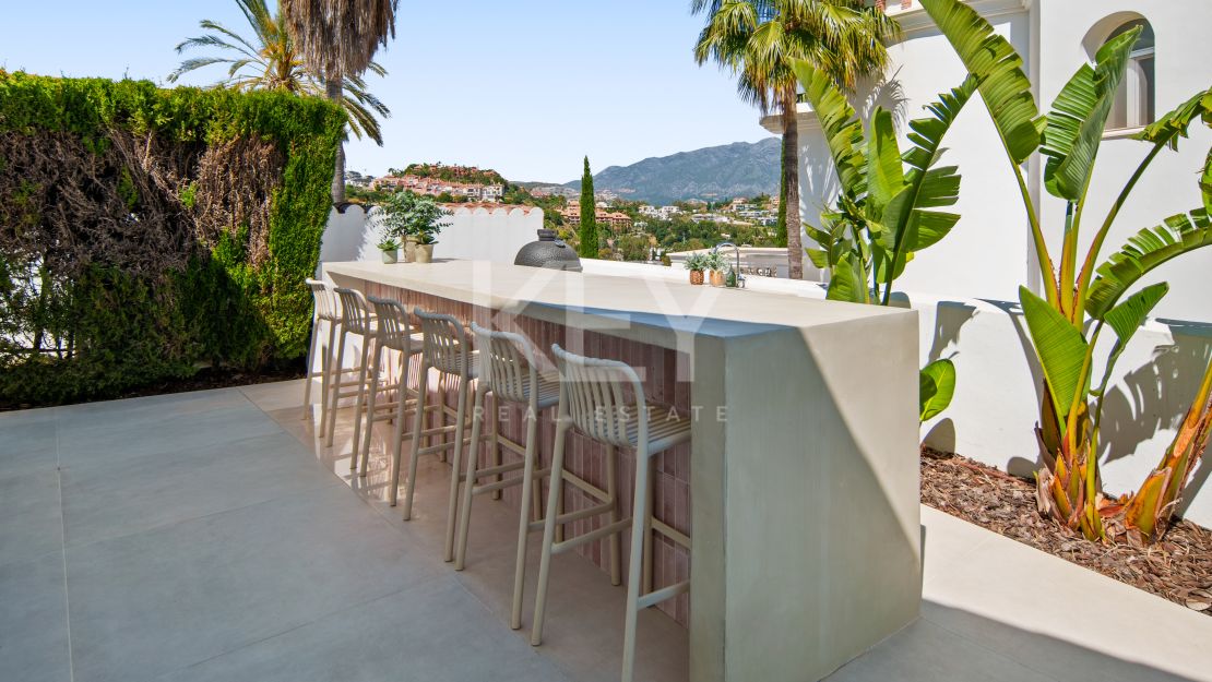 Contemporary villa with panoramic sea views in Benahavís
