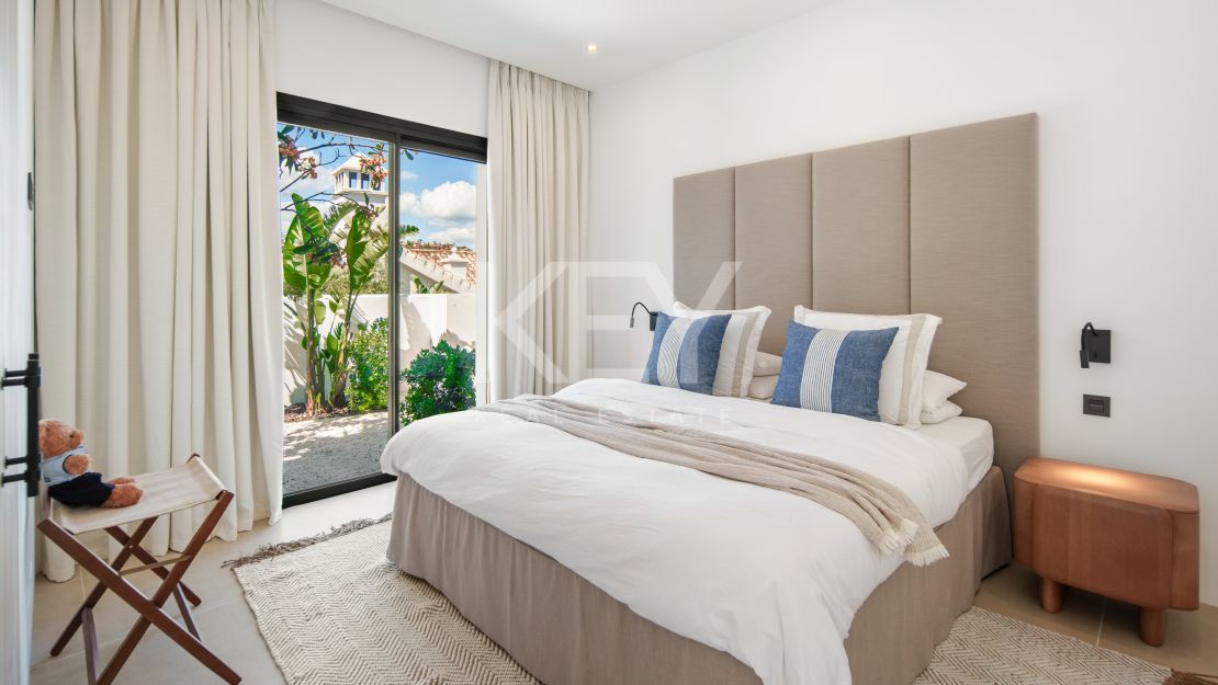 Contemporary villa with panoramic sea views in Benahavís