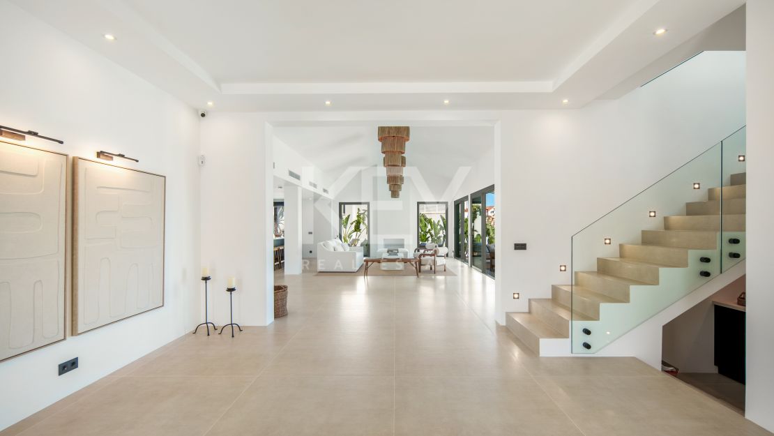 Contemporary villa with panoramic sea views in Benahavís
