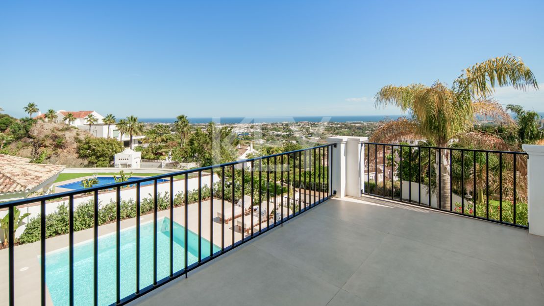 Contemporary villa with panoramic sea views in Benahavís