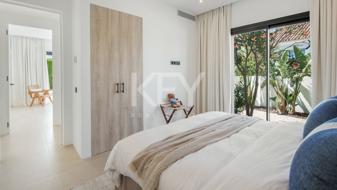Contemporary villa with panoramic sea views in Benahavís