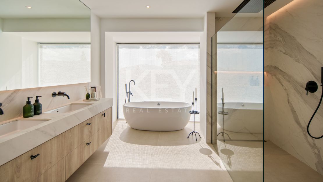 Contemporary villa with panoramic sea views in Benahavís