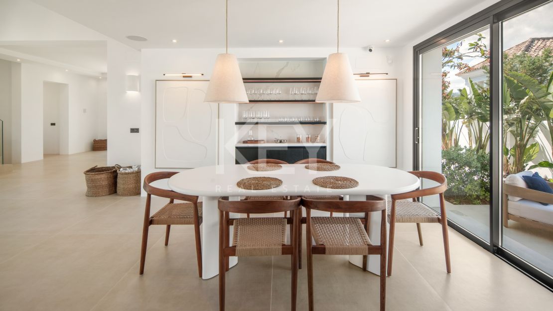 Contemporary villa with panoramic sea views in Benahavís