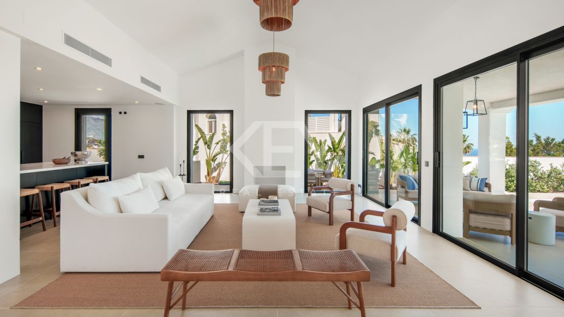 Contemporary villa with panoramic sea views in Benahavís