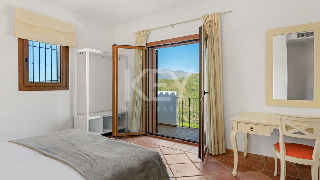 Mediterranean villa with panoramic sea views in Montemayor, Benahavís